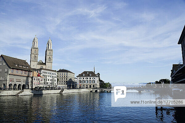 Fluss Limmat und Großmünsterkirche in der Ferne; Stadt Zürich  Zürich  Schweiz