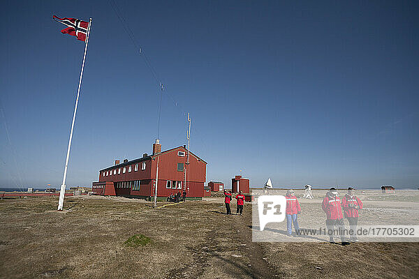 Touristen beim Spaziergang um eine Insel; Svalbard  Norwegen