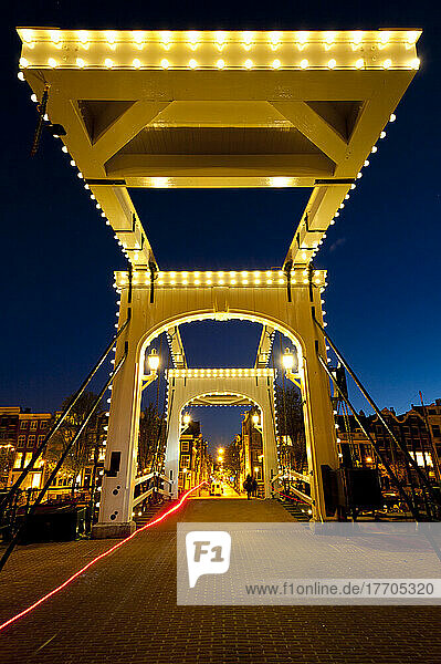 Dünne Brücke in der Abenddämmerung; Amsterdam  Holland