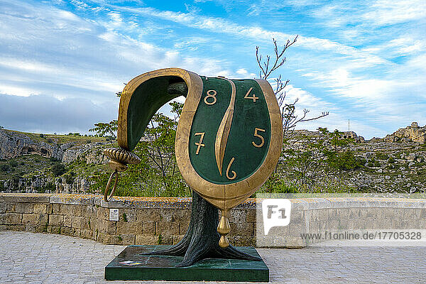 Einzigartige Uhrenskulptur  Tanz der Zeit II  Salvador-Dali-Ausstellung in Matera  Basilikata  während des Status als Kulturstadt Europas 2019  Italien; Matera  Basilikata  Italien
