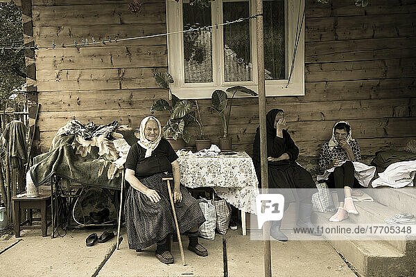 Traditionell gekleidete ältere Frauen vor ihrem Haus in einem Dorf im Kreis Maramures  Siebenbürgen  Rumänien