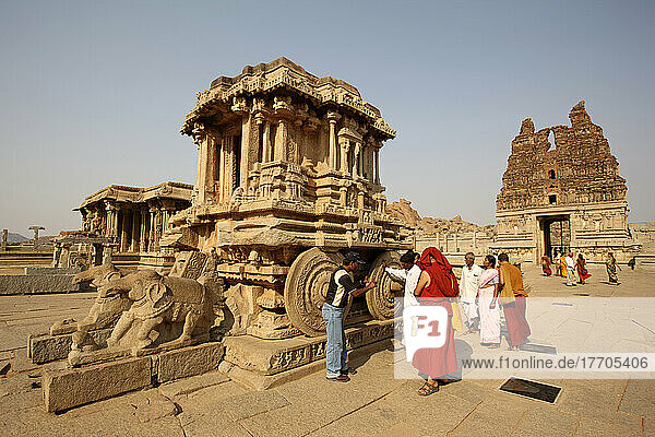 Goldener Streitwagen im Vittala-Tempel; Hampi  Karnataka  Indien