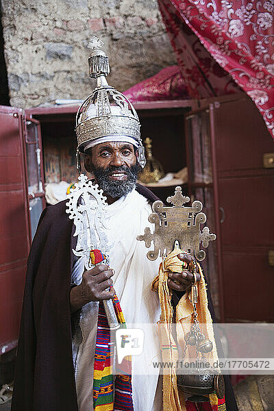 Priester mit Krone und Kreuzen  Kloster Nakuta Laab  in der Nähe von Lalibela; Region Amhara  Äthiopien