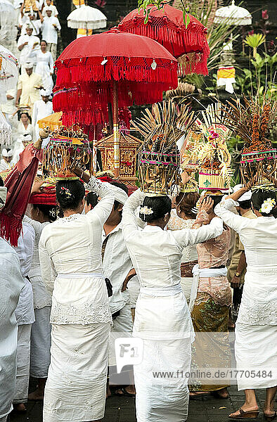 Eine traditionelle religiöse Zeremonie; Bali  Indonesien