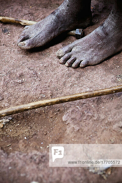 Nackte Füße eines Pilgers bei den orthodoxen Osterfeierlichkeiten; Lalibela  Äthiopien