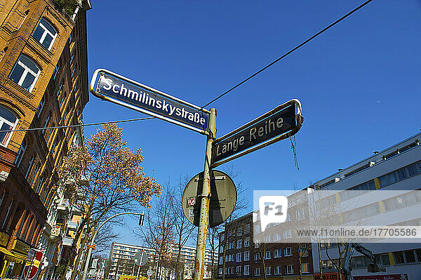 Straßenschilder an einer Kreuzung mit Gebäuden und blauem Himmel; Hamburg  Deutschland