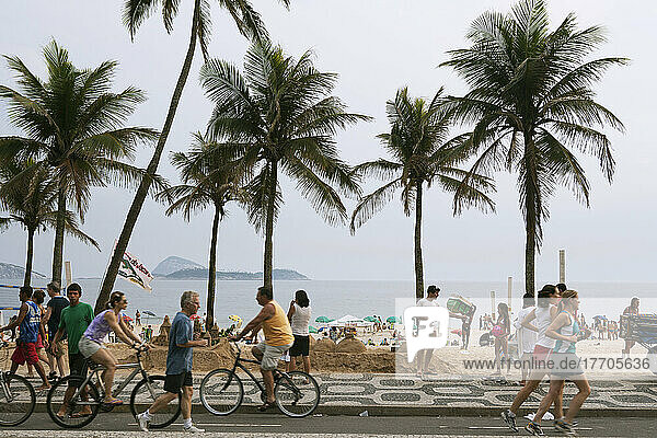 Radfahrer und Jogger auf der Promenade am Copacabana-Strand; Rio De Janeiro  Brasilien