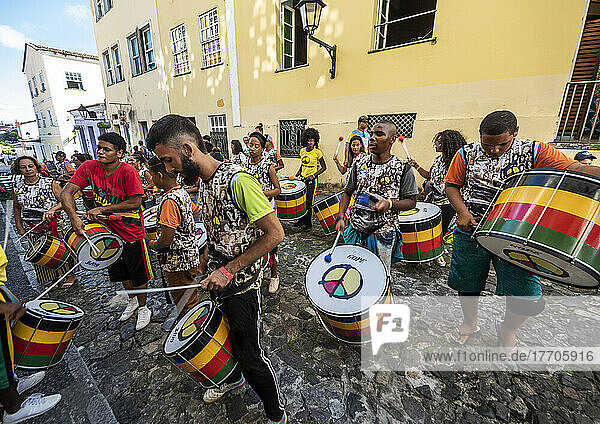 Trommler von Mestre Pacote do Pelo beim Umzug auf dem Largo de do Pelourinho; Salvador  Bahia  Brasilien