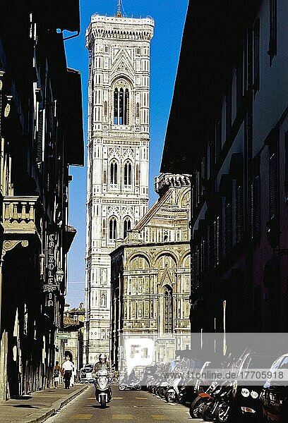 Mann auf Roller gehen unten Gasse vor Duomo Santa Maria Del Fiore