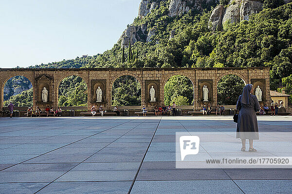 Eine Nonne  die vor der Benediktinerabtei steht; Montserrat  Katalonien  Spanien