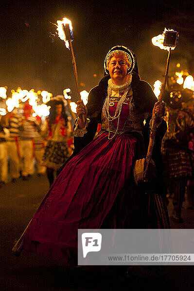 Fein gekleidete Frau in Prozession bei der East Hoathly Bonfire Night; East Sussex  England