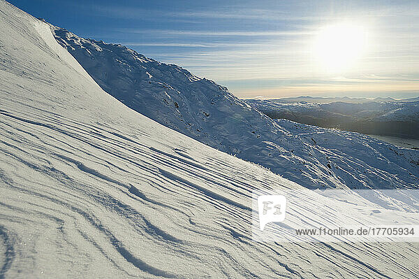 Vom Wind geformte Muster im Schnee  Beinn Respiol  Ardnamurchan-Halbinsel; Highlands  Schottland