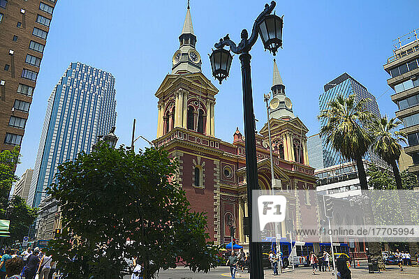 Kontrast zwischen alter und neuer Architektur und Basilica de La Merced im Stadtzentrum von Santiago  Chile; Santiago de Chile  Chile