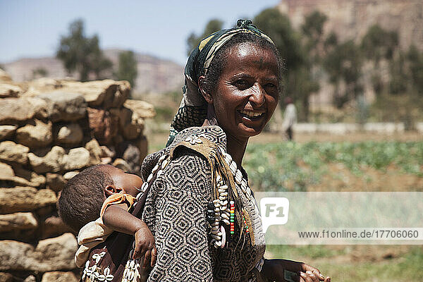 Äthiopische Frau  die ein Baby trägt; Gheralta  Region Tigray  Äthiopien