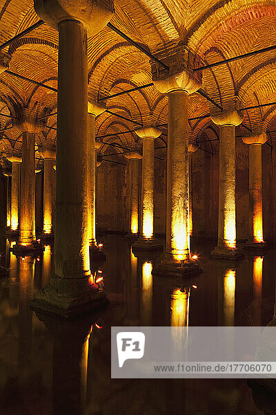 Das Innere der Basilika Zisterne in Sultanahmet; Istanbul  Türkei
