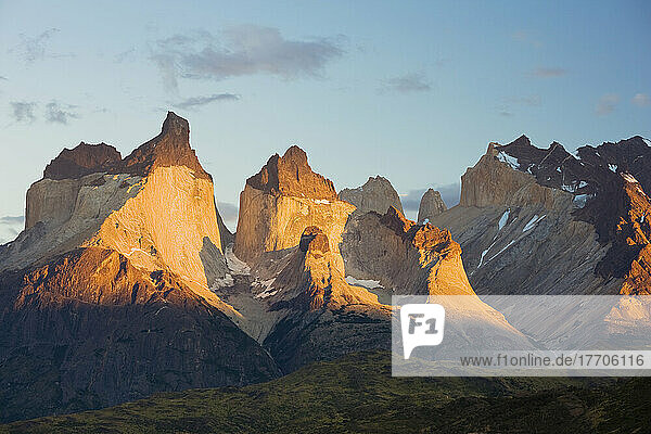 Nahaufnahme der Cuernos del Paine bei Sonnenaufgang  Torres del Paine National Park; Magallenes  Patagonien  Chile
