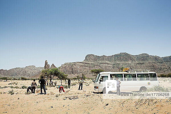 Reisende  die mit ihrem Bus im Sand in der Nähe des Gheralta-Plateaus feststecken; Region Tigray  Äthiopien