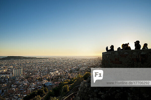 Blick auf die Stadt Barcelona vom Turo De La Rovira; Barcelona  Katalonien  Spanien