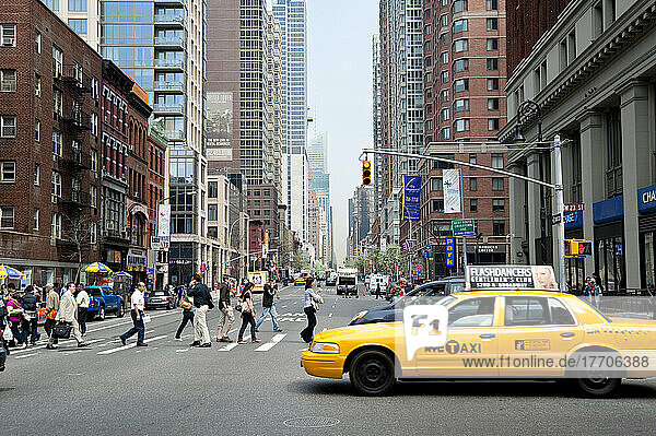 Gelbes Taxi und Fußgänger beim Überqueren der 6Th Avenue  Manhattan  New York  Usa