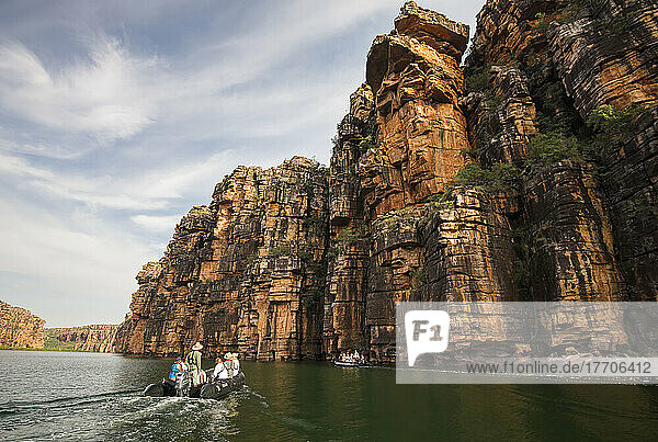 Expeditionsreisende an Bord von Schlauchbooten erkunden den King George River in der Kimberley-Region in Westaustralien; Westaustralien  Australien