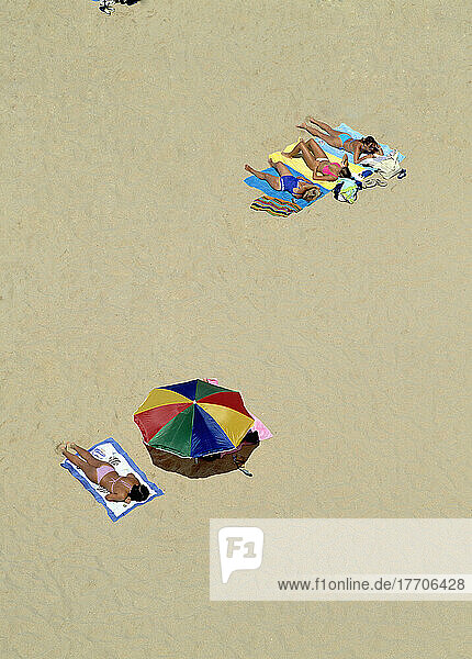 Frauen beim Sonnenbaden am Strand  Luftaufnahme