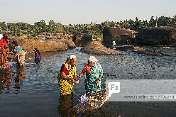 Frauen im Fluss bei einer religiösen Zeremonie; Hampi  Karnataka  Indien