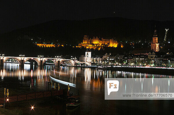 Heidelberger Schloss und die alte Neckarbrücke bei Nacht beleuchtet; Heidelberg  Deutschland