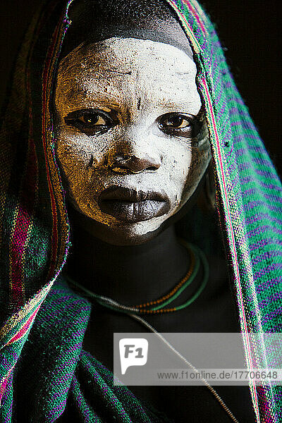 Junger Junge mit traditionell bemaltem Gesicht  Farbe aus natürlich geschliffenen Flusssteinen  Region Omo  Südwest-Äthiopien; Kibish  Äthiopien