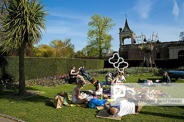 Menschen Sonnenbaden auf einem Frühlingstag in Holland Park  West London  London  Uk