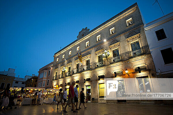 Kunsthandwerksmarkt am Placa De La Catedral in Ciutadella bei Nacht  Menorca  Balearen  Spanien