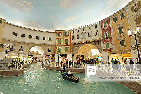 Elektrische Gondel auf dem Kanal im Einkaufszentrum Villagio; Doha  Katar