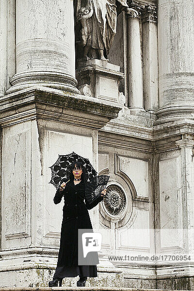 Stehende Frau vor Santa Maria Della Salute; Venedig  Italien