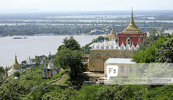 Sagaing-Pagode  in der Nähe von Mandalay  an den Ufern des Irrawaddy-Flusses; Mandalay  Birma