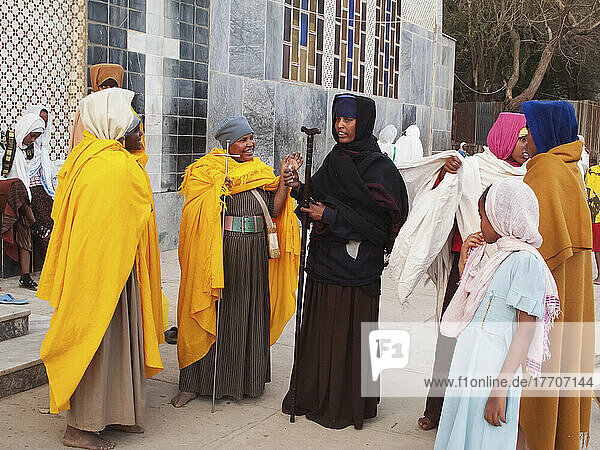 Nonnen und Pilger bei der Karfreitagsfeier (Siklet)  Kathedrale St. Mary Of Zion; Axum  Region Tigray  Äthiopien