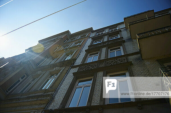 Low Angle View Of A Residential Backstein Gebäude und blauen Himmel; Hamburg  Deutschland