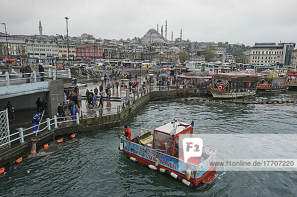 Belebtes Hafenviertel; Istanbul  Türkei