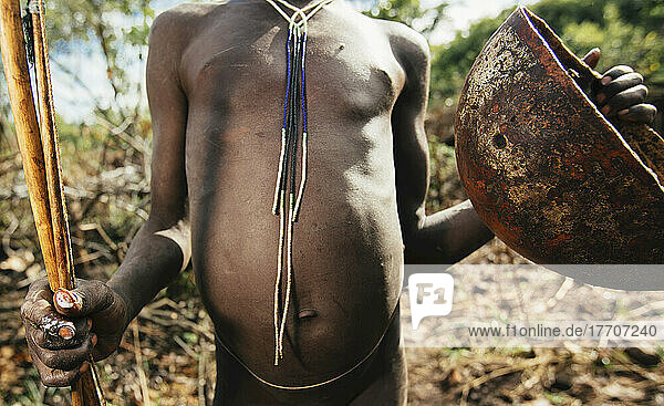 Rinderhirte vom Stamm der Suri (Surma) mit Schale zum Sammeln von Rinderblut  Region Omo  Südwest-Äthiopien; Kibish  Äthiopien