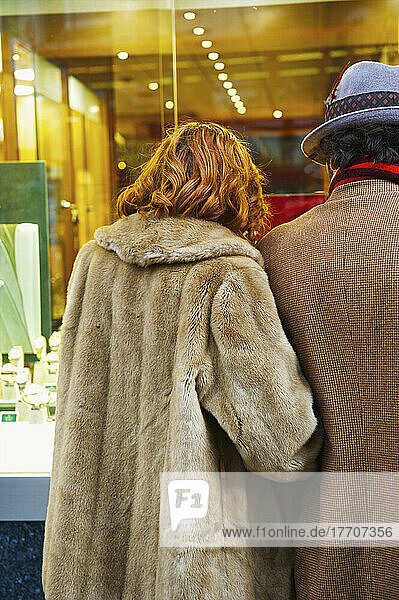 Ein Paar  das in einem Juweliergeschäft steht und in ein Schaufenster schaut  Spitalfields; London  England