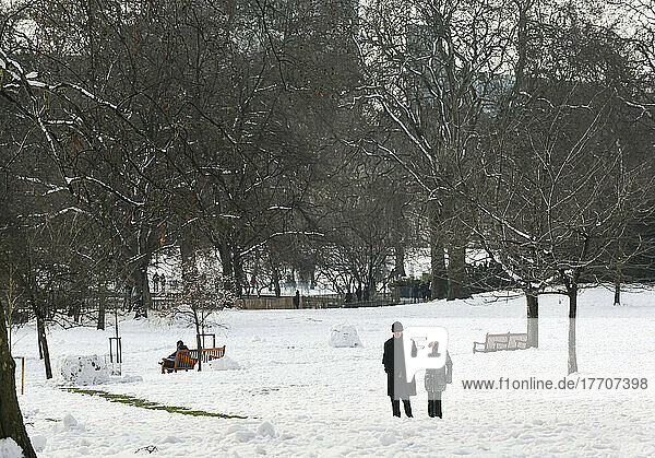 Schneebedeckte Szene im Februar im St. James's Park; London  England