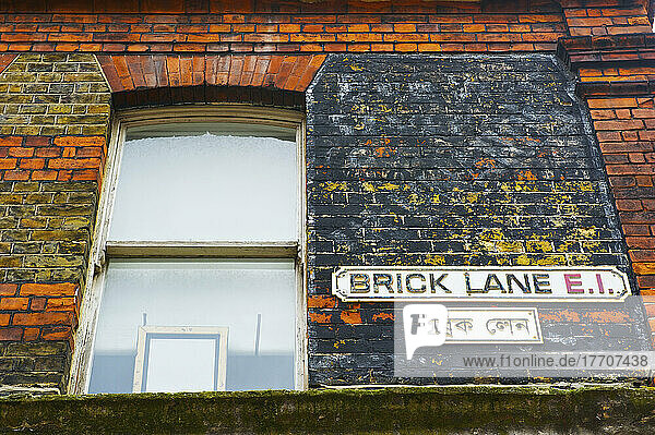 Ein Schild für die Brick Lane auf einem Backsteingebäude; London  England