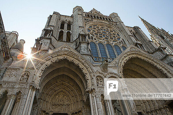 Die Sonne bricht hinter der Kathedrale Basilika Unserer Lieben Frau von Chartres hervor; Chartres  Frankreich