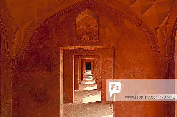 Korridor aus Sandstein in Gebäuden neben dem Taj Mahal  Agra  Indien.