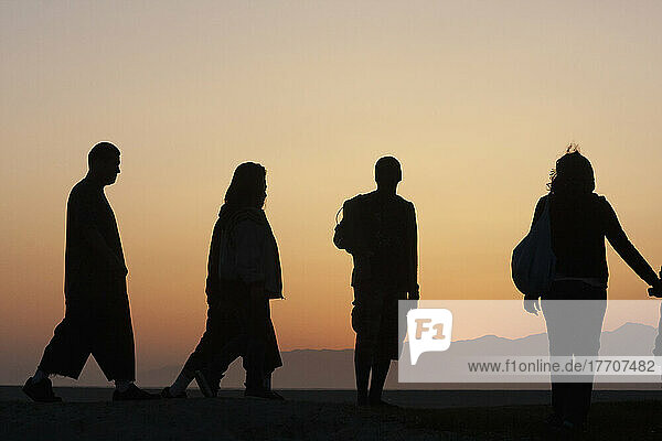Silhouette von Menschen stehend und zu Fuß bei Sonnenaufgang; Kalifornien  Vereinigte Staaten von Amerika