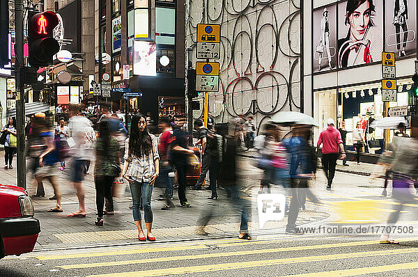 Fußgänger  die eine Straße überqueren; Hongkong  China