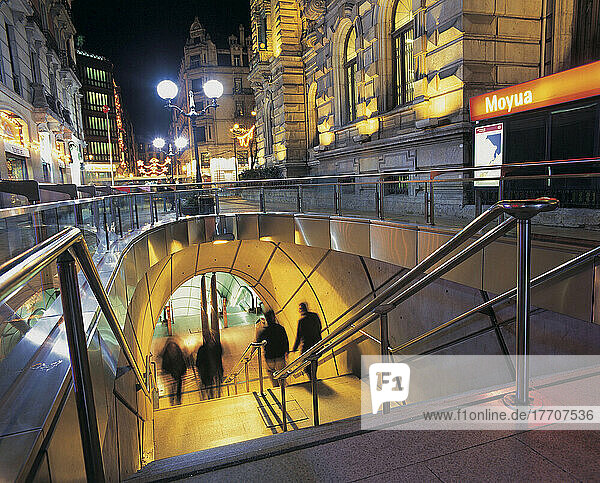 Fußgänger gehen die Treppe zur U-Bahn hinunter; Bilbao  Spanien