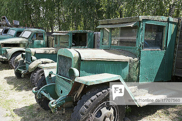 Alte grüne Lastwagen in einer Reihe geparkt; Kiew  Ukraine