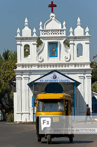 Rikscha vor der St. Antonius-Kapelle; Goa  Indien