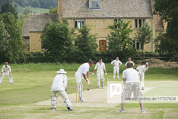 Dorfkricketspiel in der Nähe des Dorfes Stanton; Gloucestershire  England