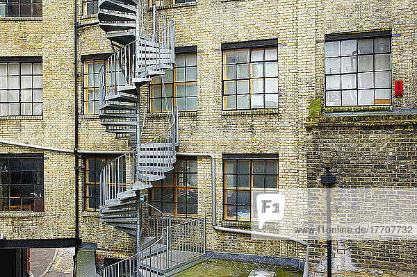 Eine Wendeltreppe an der Außenseite eines Wohngebäudes aus Backstein in Shoreditch; London  England