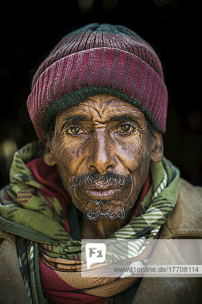 Porträt eines Mannes  der eine Getreidemühle betreibt; Äthiopien